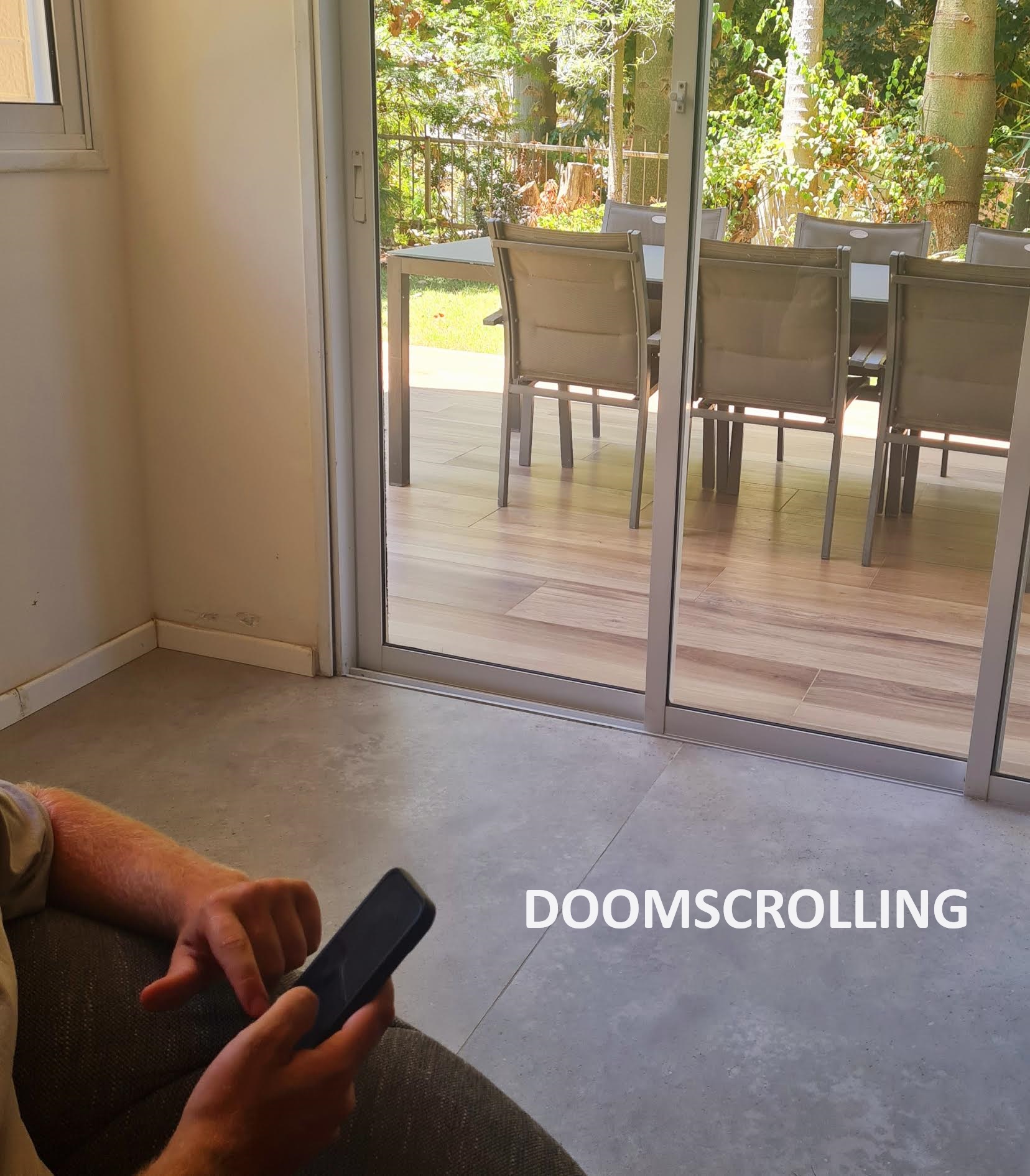 DOOMSCROLLING - המחשה למאמר על גלילה קטסטרופלית והתמכרות לחדשות